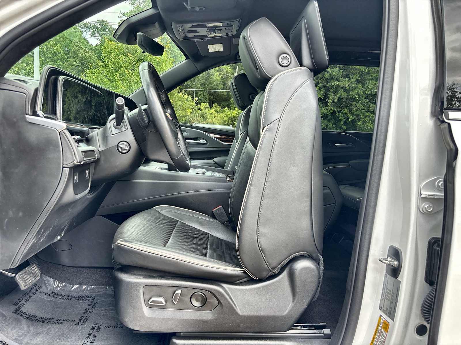 Used 2023 Cadillac Escalade Premium Luxury RWD image 3
