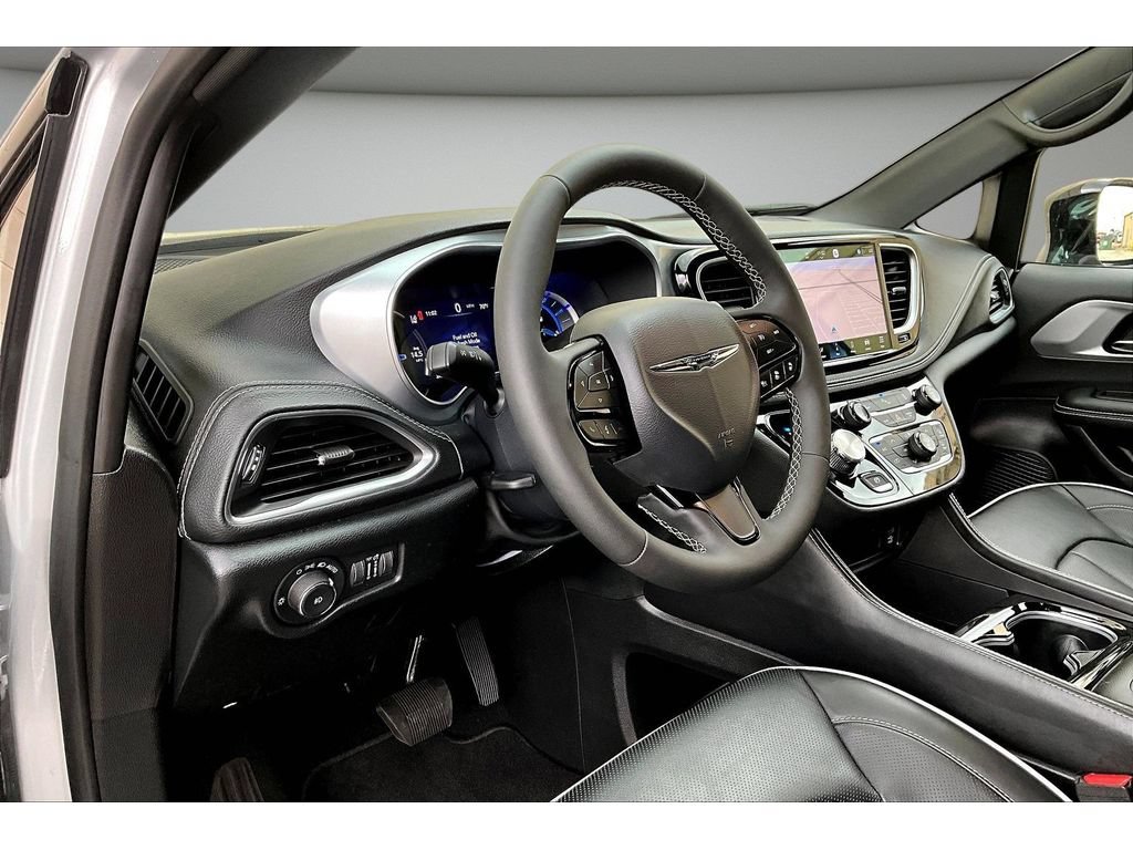 Used 2026 Chrysler Pacifica Premium FWD image 17
