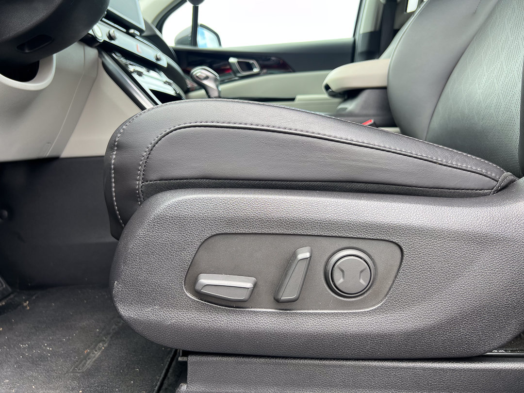 Used 2024 Kia Carnival EX FWD image 19