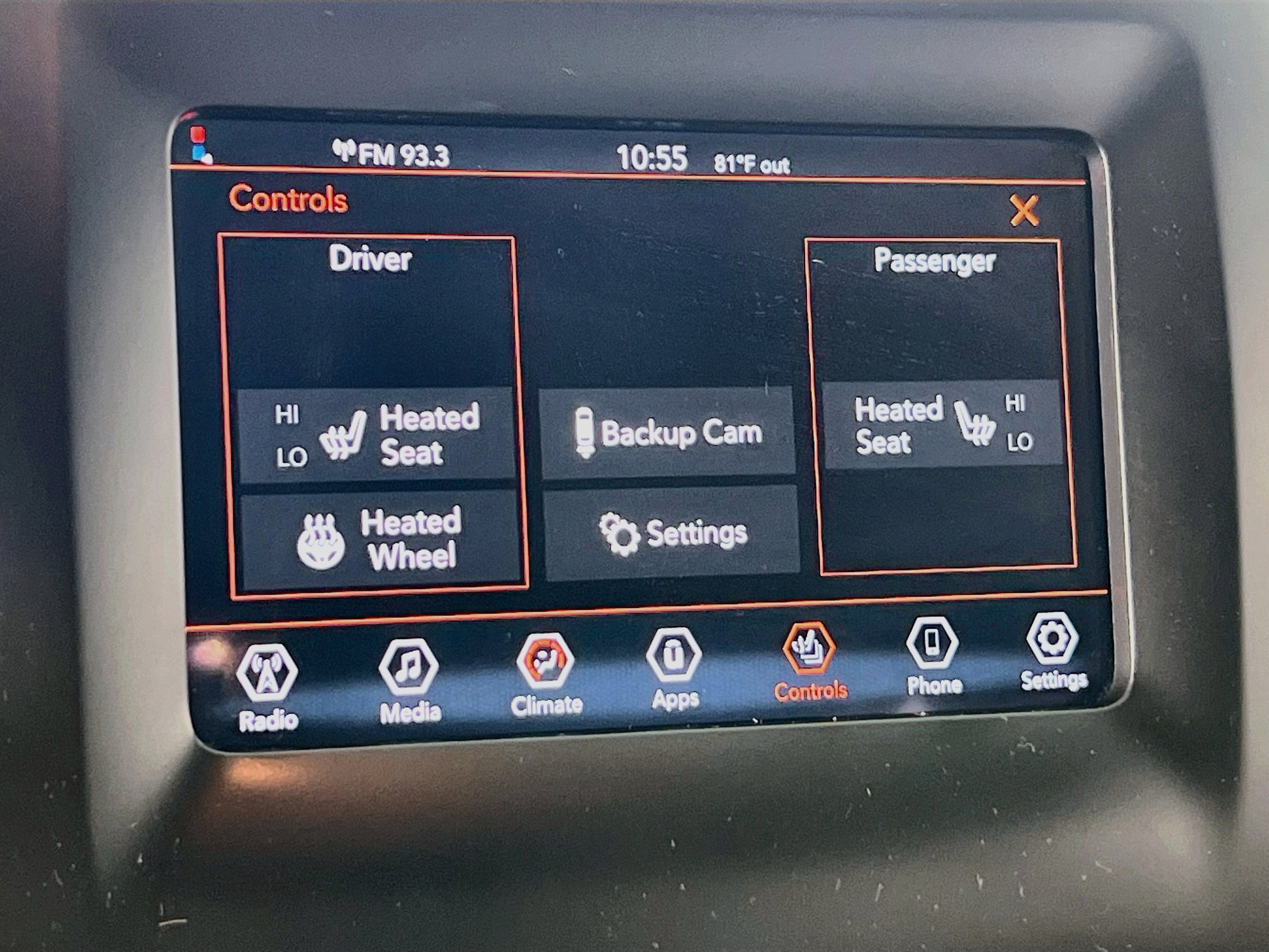 Used 2019 Jeep Cherokee Latitude Plus w/ Cold Weather Group AWD/4WD image 19