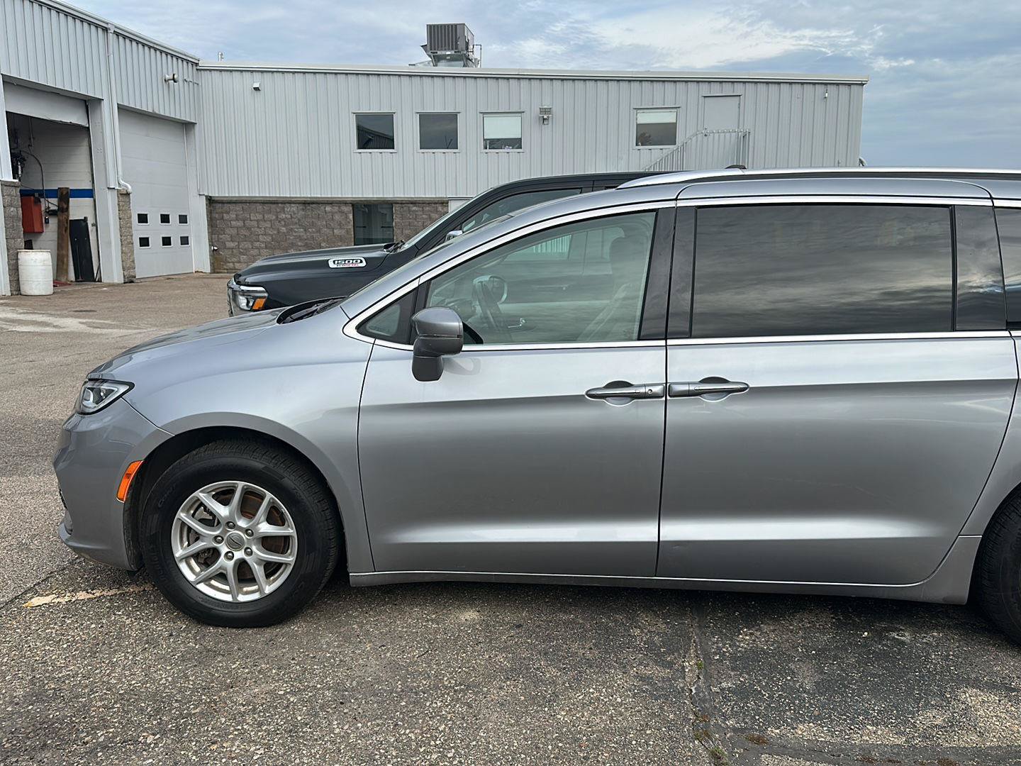 Used 2021 Chrysler Pacifica Touring-L FWD image 2
