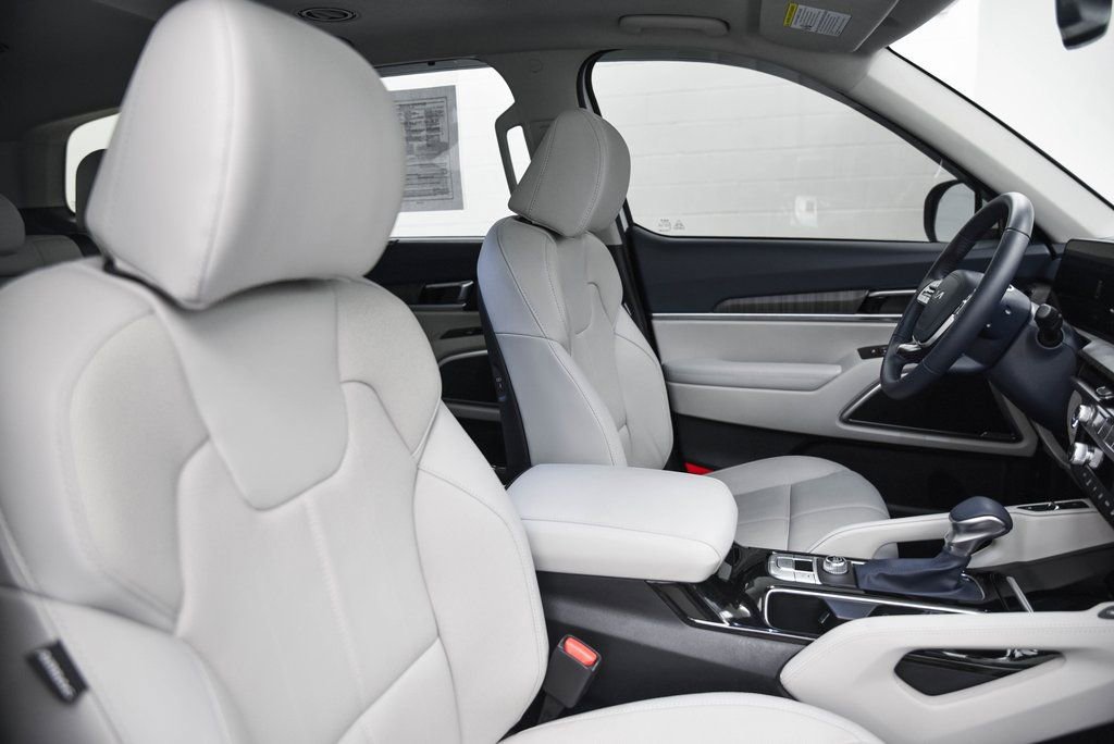 Used 2025 Kia Telluride EX image 17
