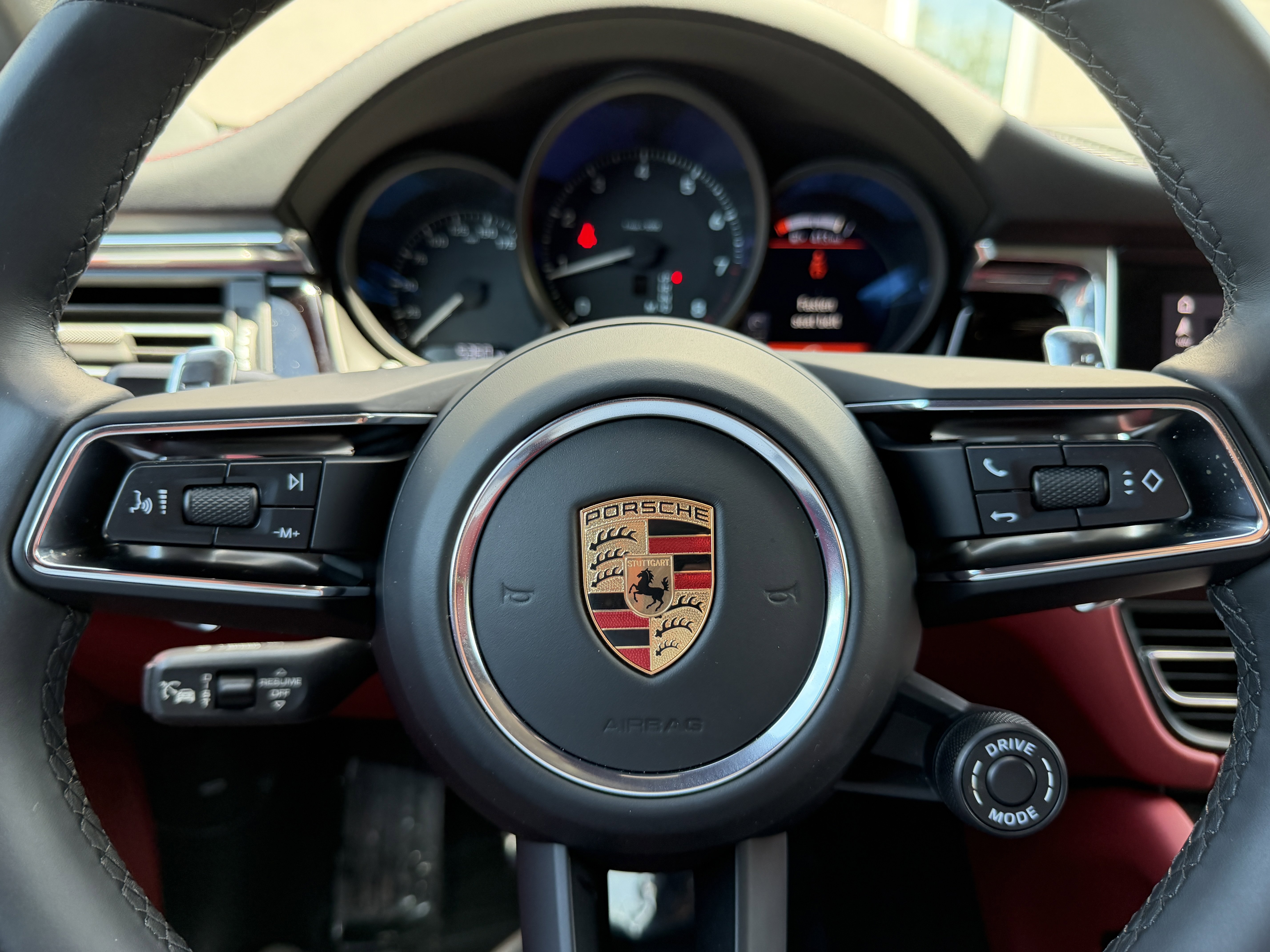 Certified 2025 Porsche Macan image 37