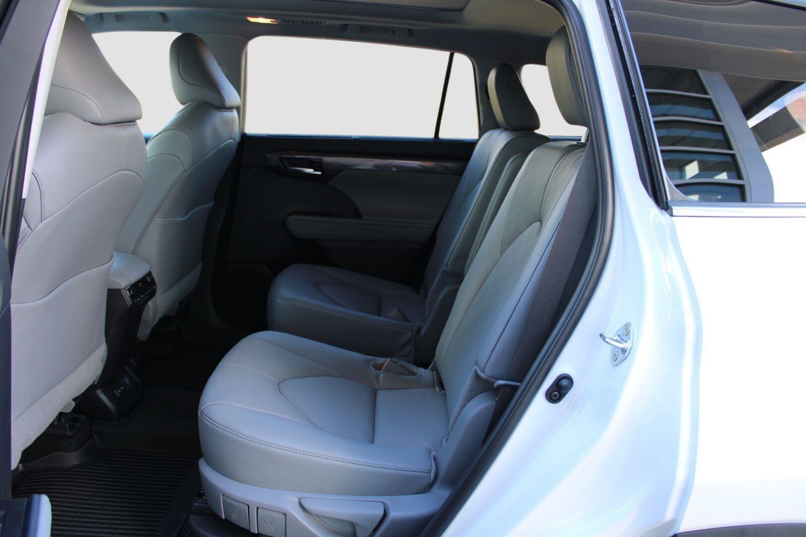 Used 2026 Toyota Highlander Platinum AWD/4WD image 42
