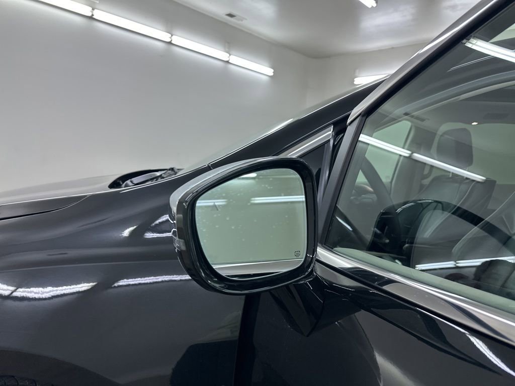 Used 2022 Chrysler Pacifica Limited w/ Uconnect Theater Family Group image 17