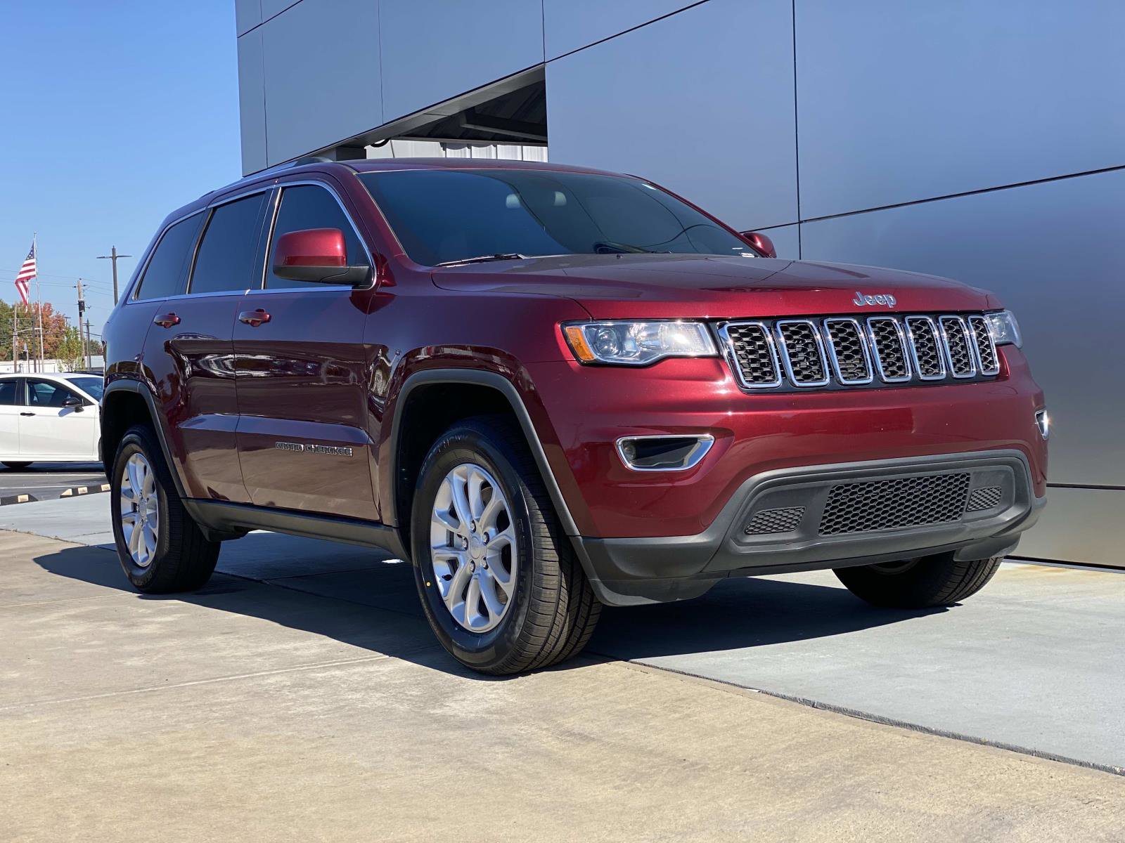 Used 2021 Jeep Grand Cherokee Laredo X image 1