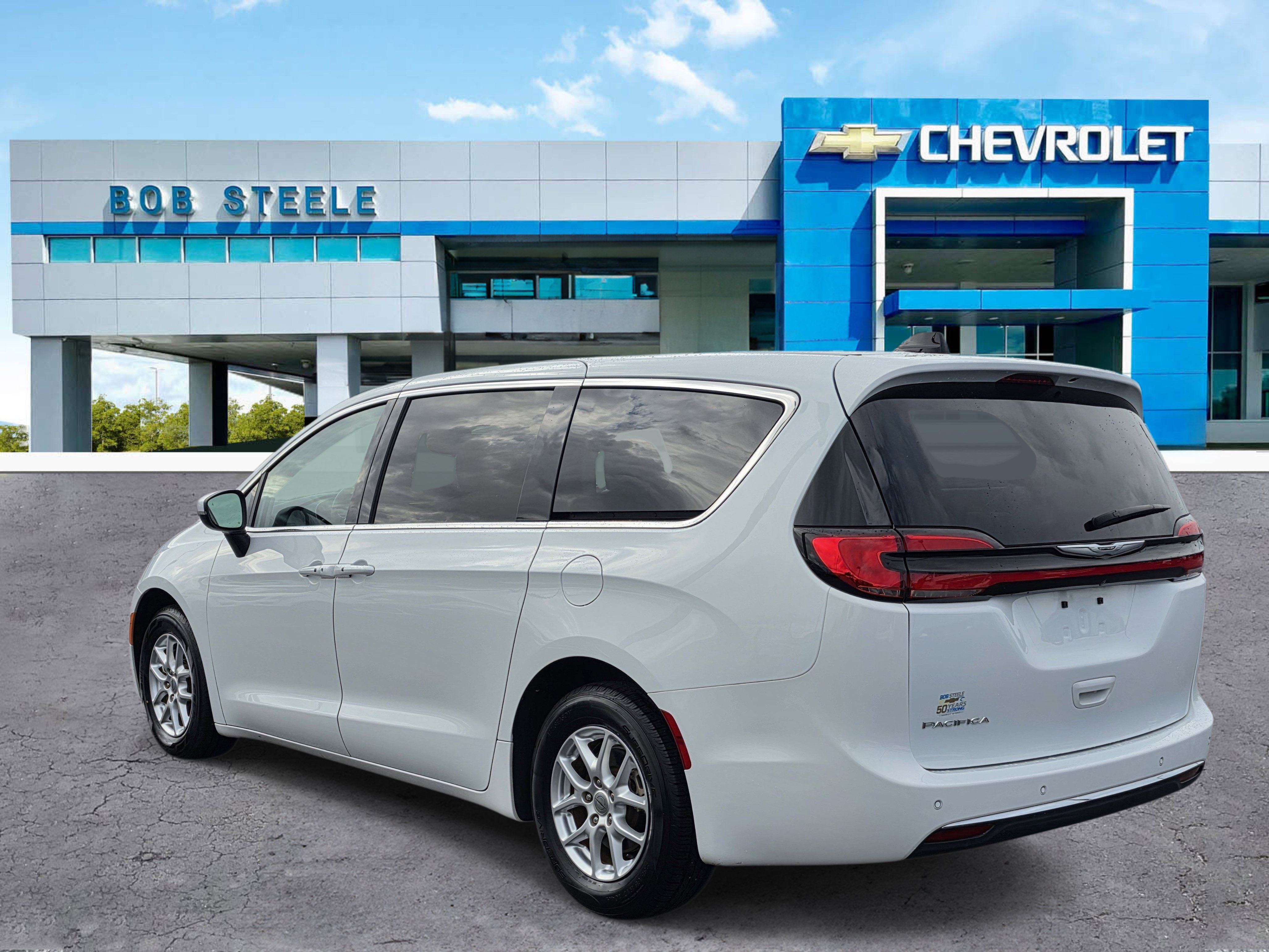Used 2023 Chrysler Pacifica Touring-L FWD image 3