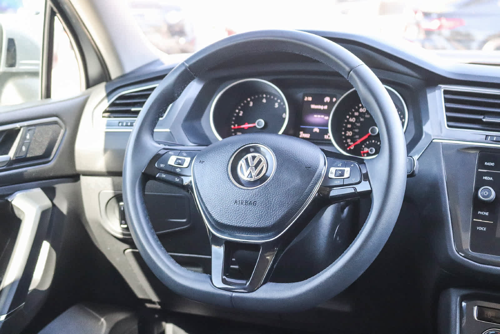 Used 2020 Volkswagen Tiguan SE w/ Panoramic Sunroof Package AWD/4WD image 15