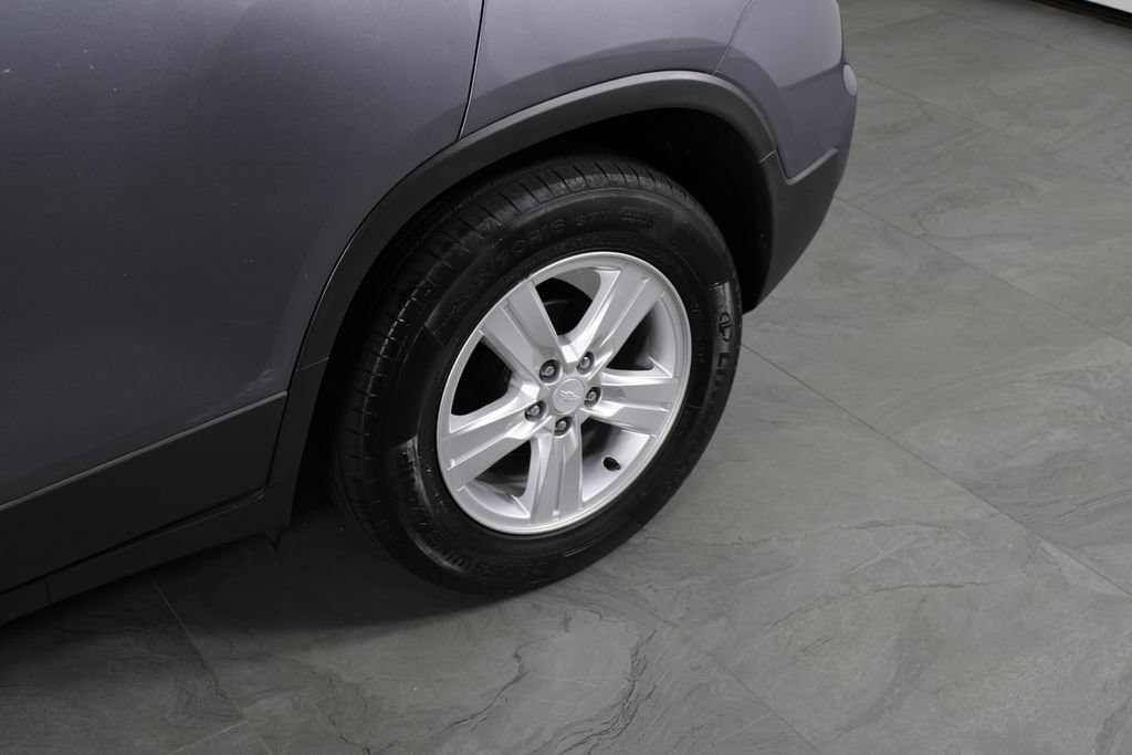 Used 2020 Chevrolet Trax LS FWD image 12