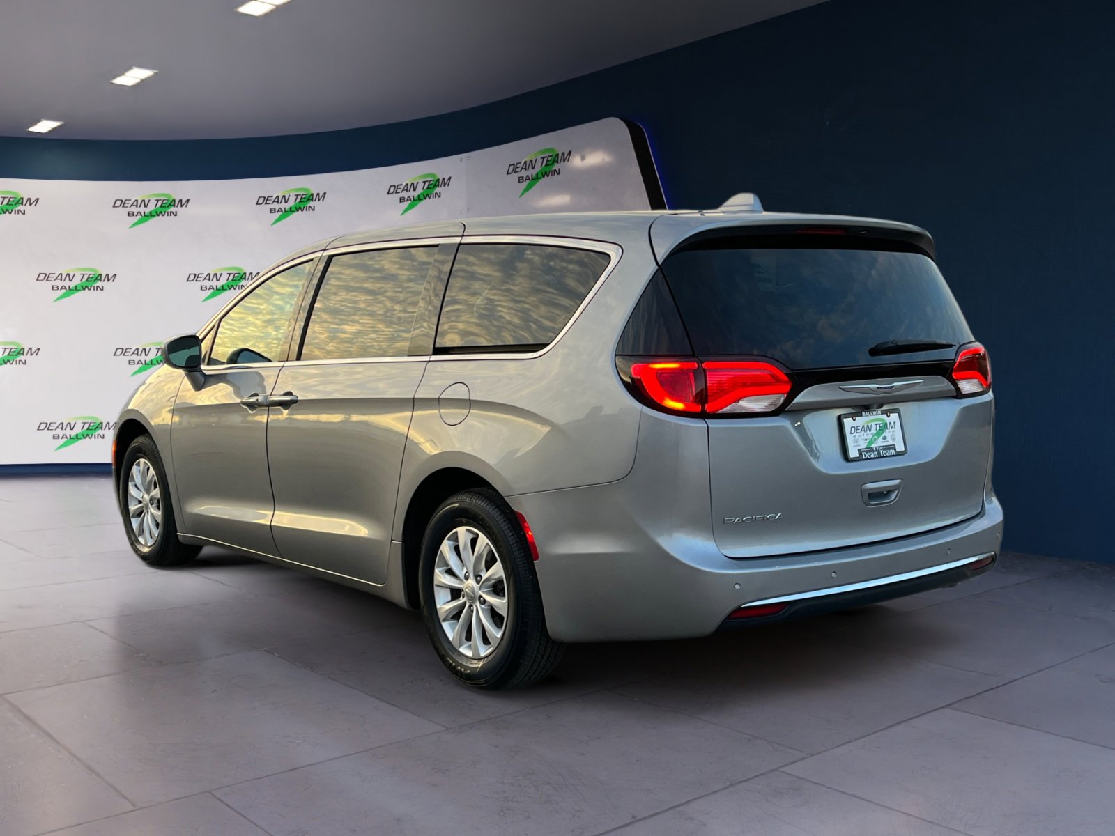 Used 2019 Chrysler Pacifica Touring Plus w/ Cold Weather Group image 6