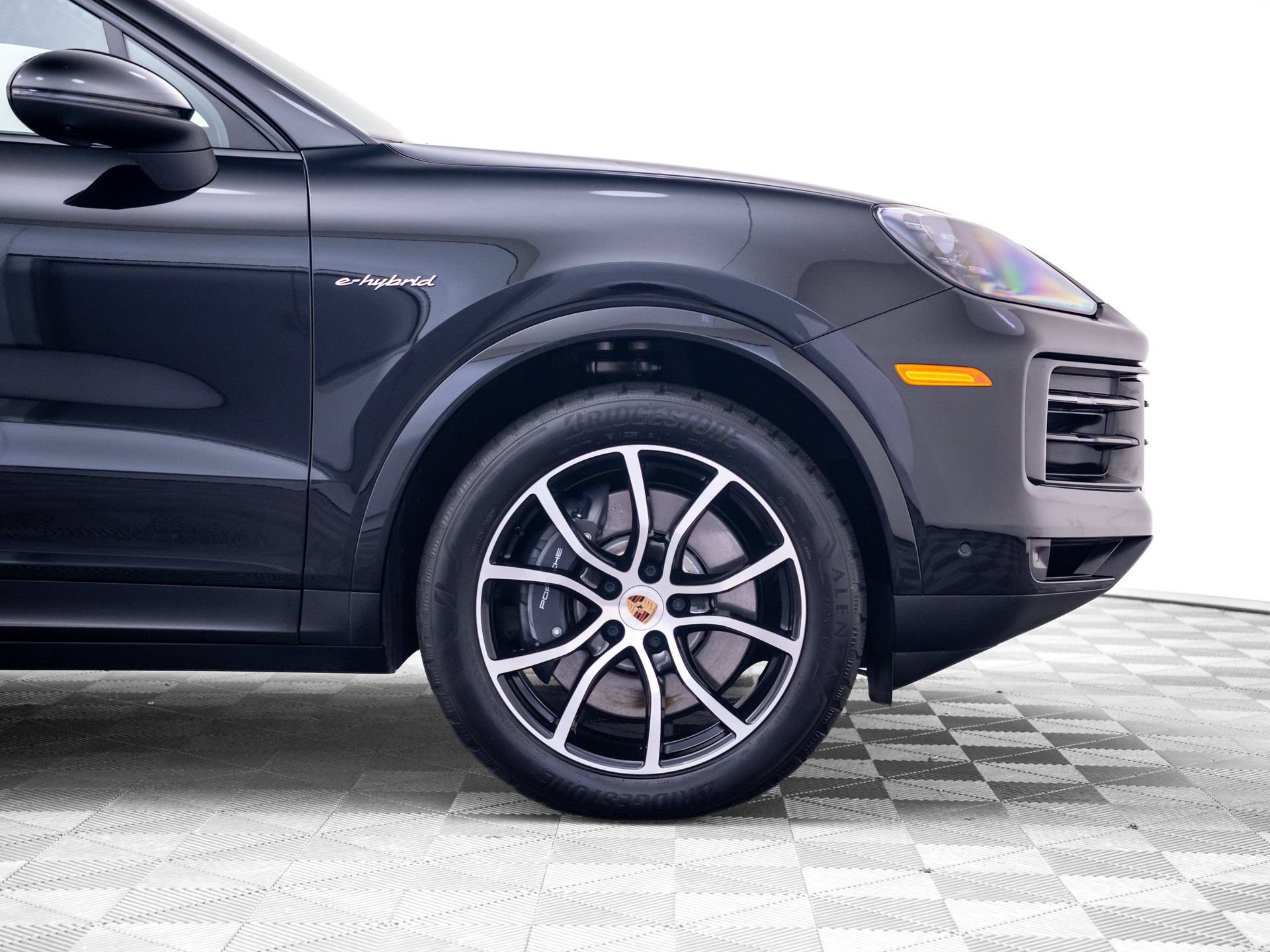 Certified 2025 Porsche Cayenne E-Hybrid Coupe AWD/4WD image 34