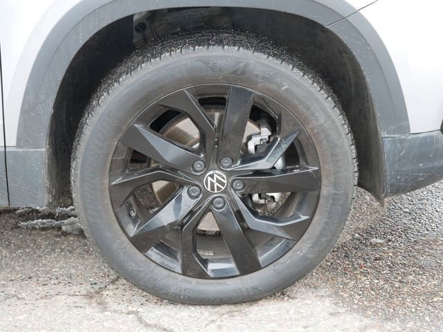 Certified 2023 Volkswagen Taos SE w/ Black Wheel Package image 9