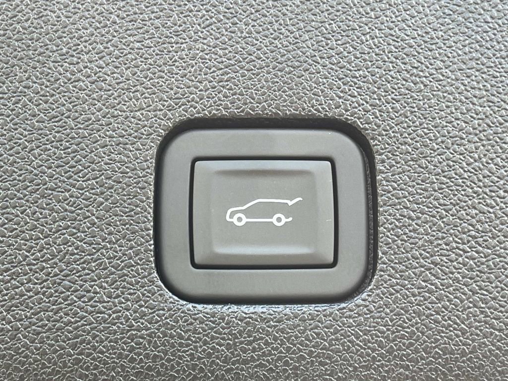 New 2025 Cadillac XT6 Luxury image 12