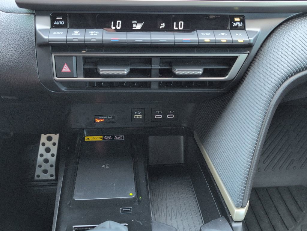 Used 2025 Toyota Camry SE w/ Convenience Package FWD image 19