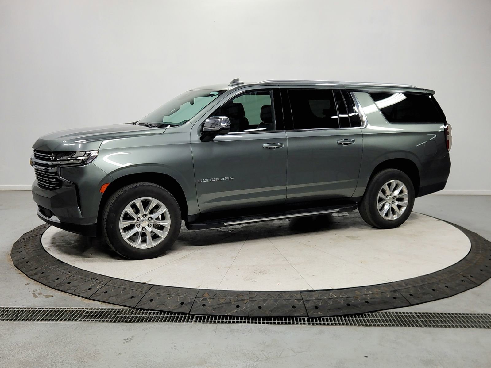 Used 2023 Chevrolet Suburban Premier image 4