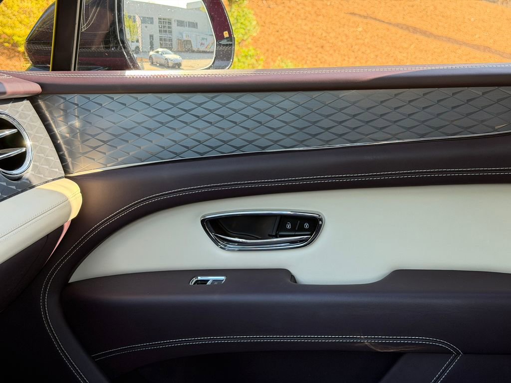 Used 2023 Bentley Bentayga image 30