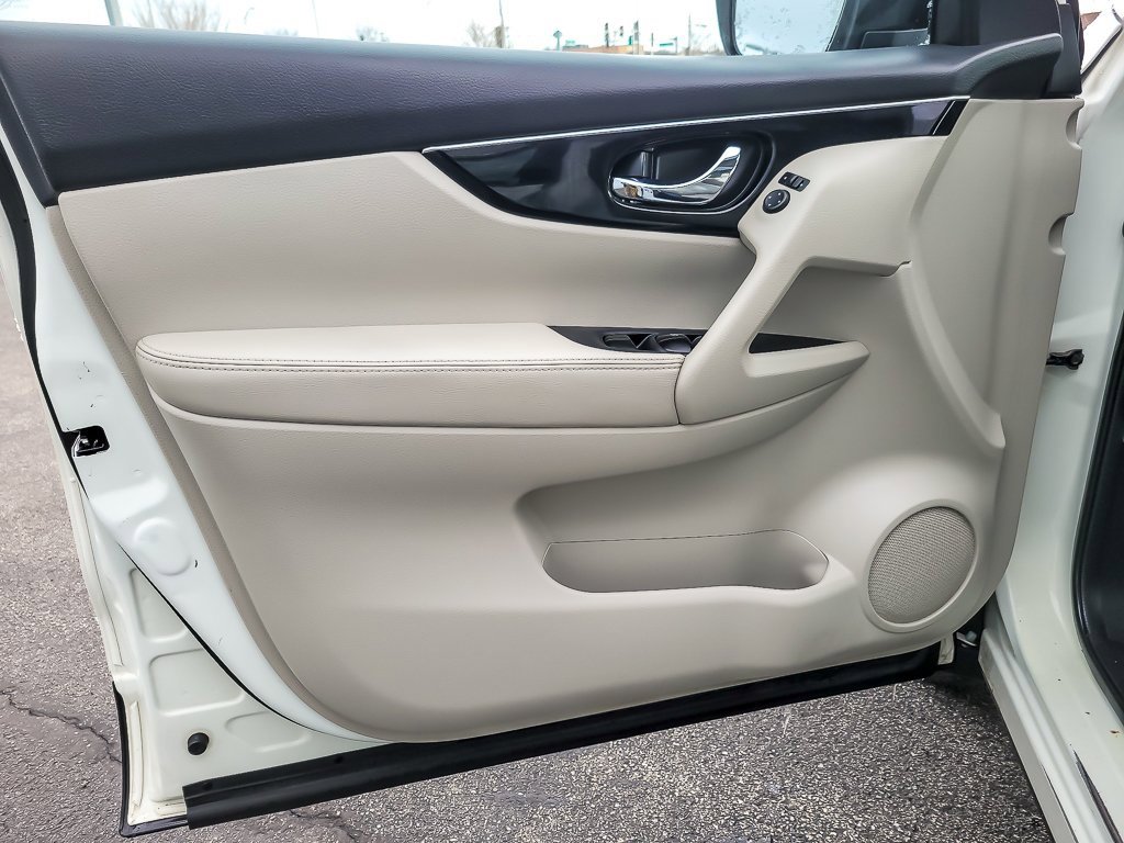 Used 2017 Nissan Rogue Sport SL w/ SL Premium Package image 16