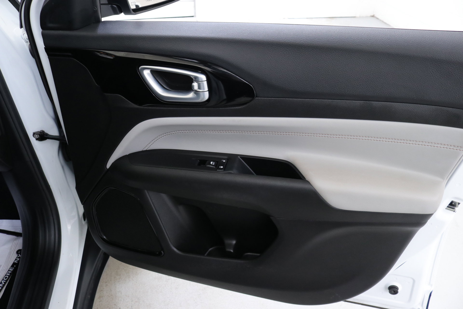 Used 2025 Jeep Compass Limited image 30