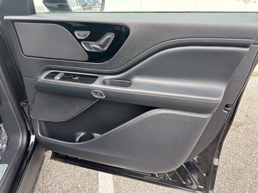 New 2026 Lincoln Aviator AWD image 32