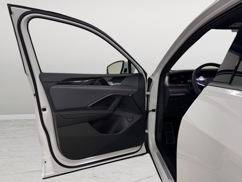 New 2026 Volkswagen Tiguan SEL R-Line image 19