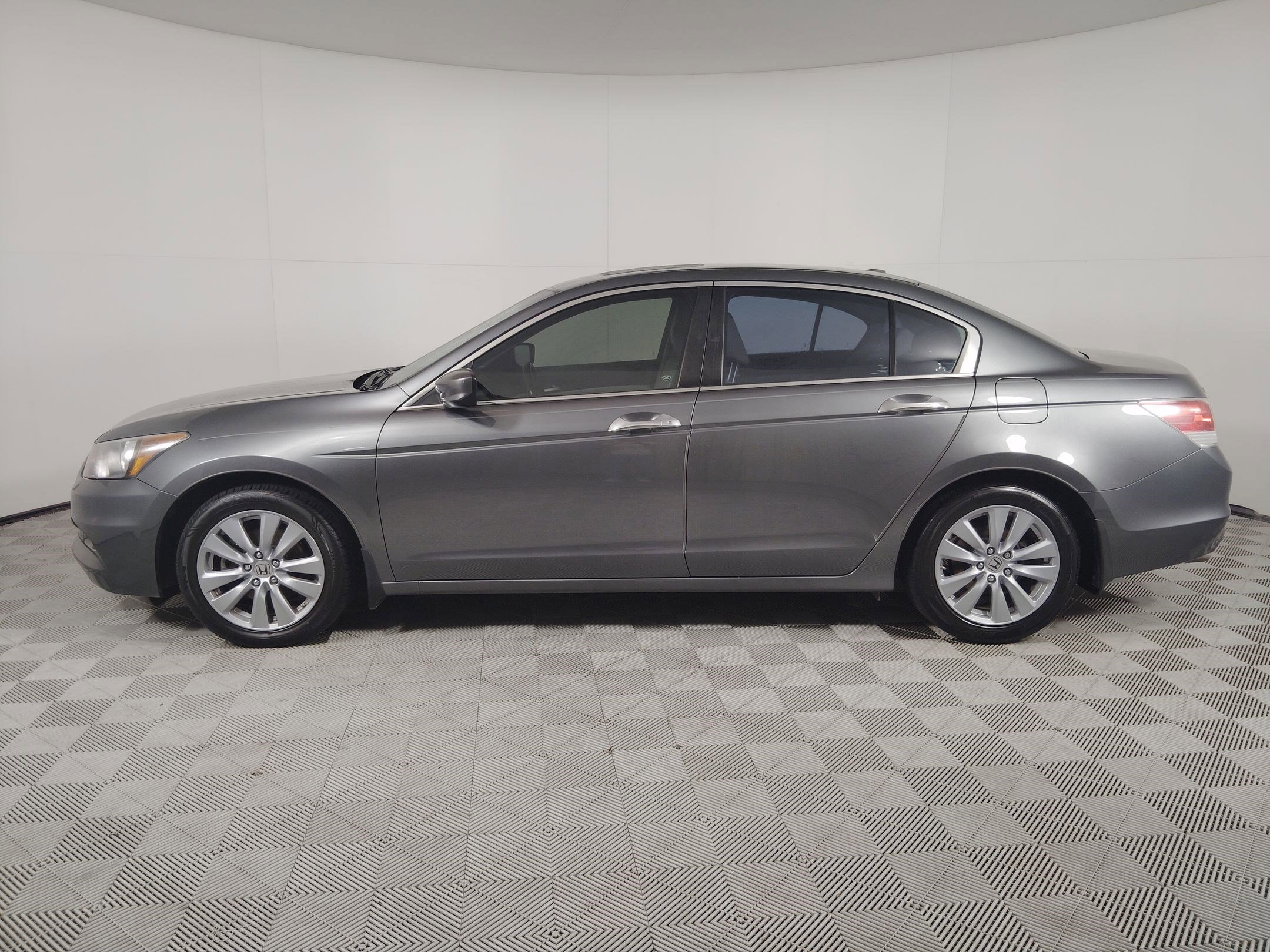 Used 2011 Honda Accord EX-L image 2