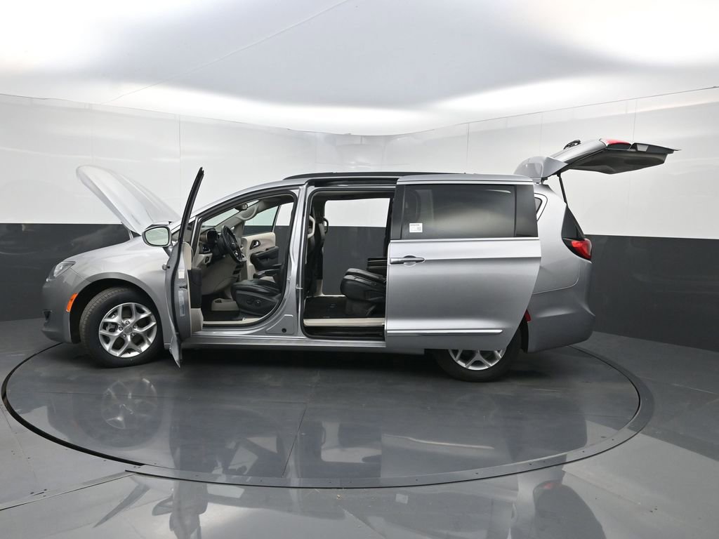 Used 2017 Chrysler Pacifica Touring-L w/ Tire & Wheel Group image 37