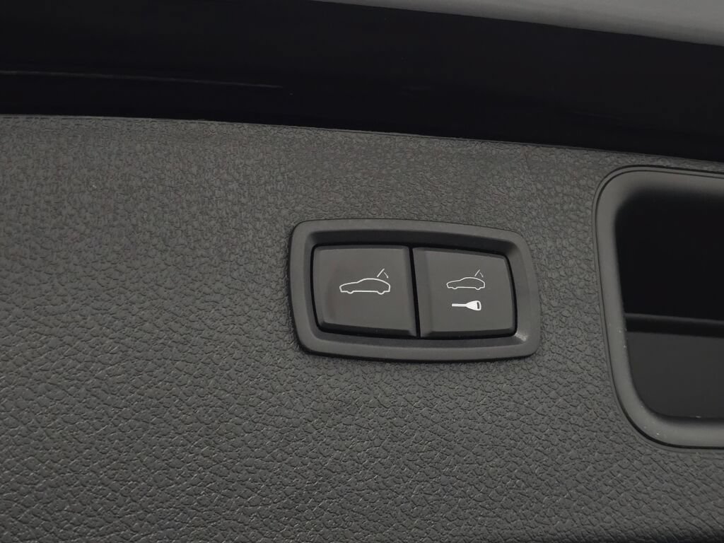 Certified 2024 Porsche Macan AWD/4WD image 24