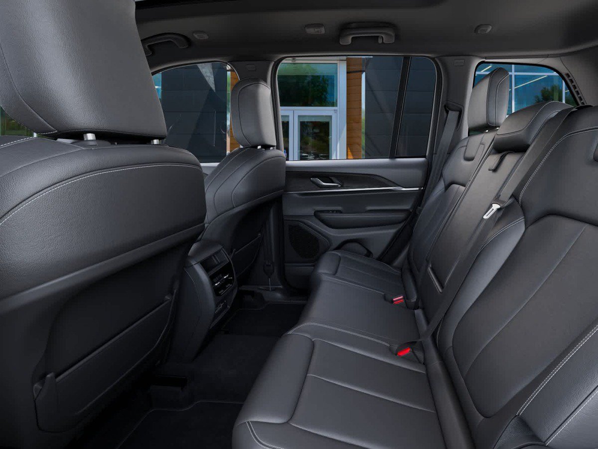 New 2025 Jeep Grand Cherokee Limited w/ Black Appearance Package AWD/4WD image 23