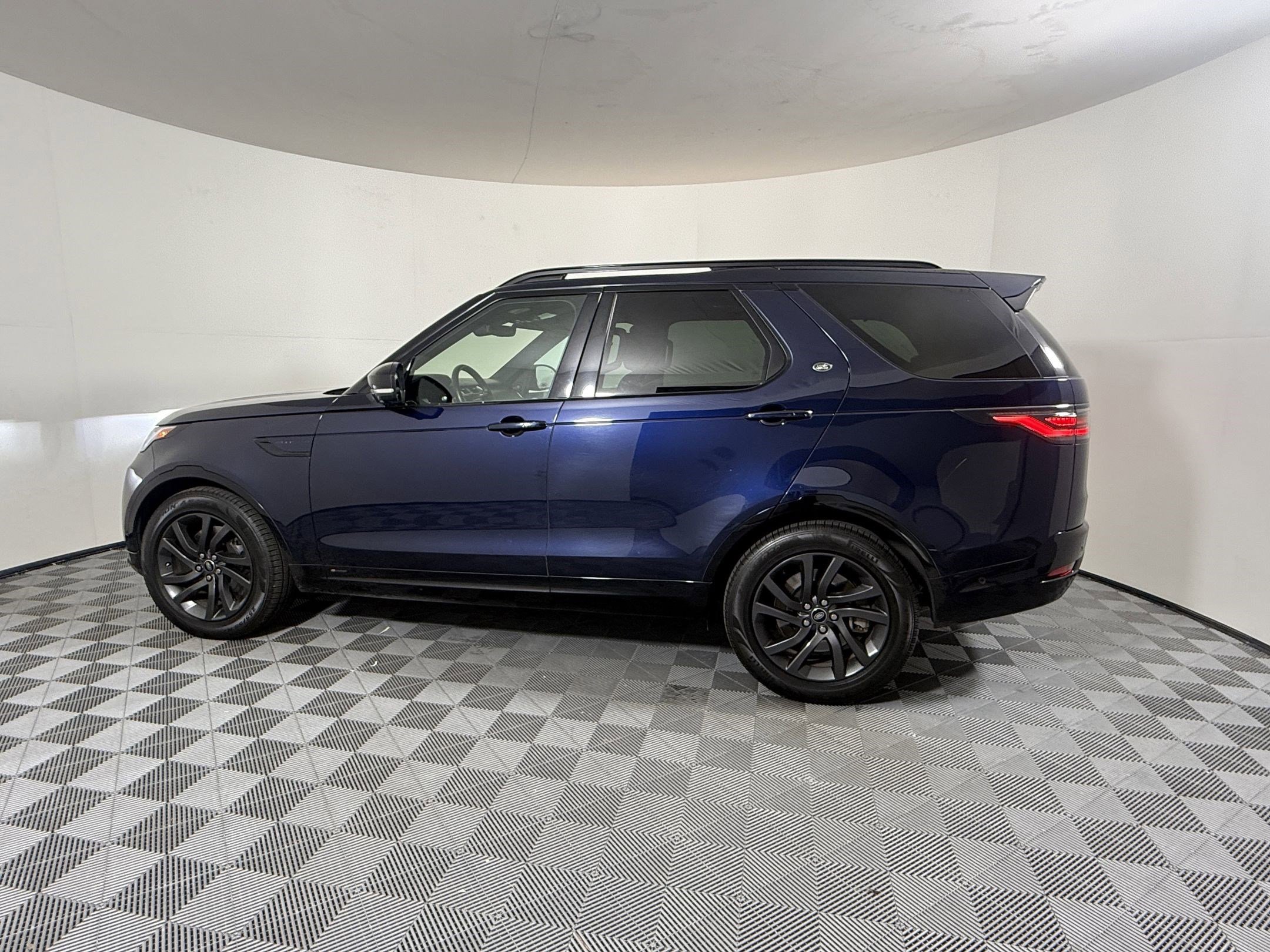 Used 2022 Land Rover Discovery S R-Dynamic image 2