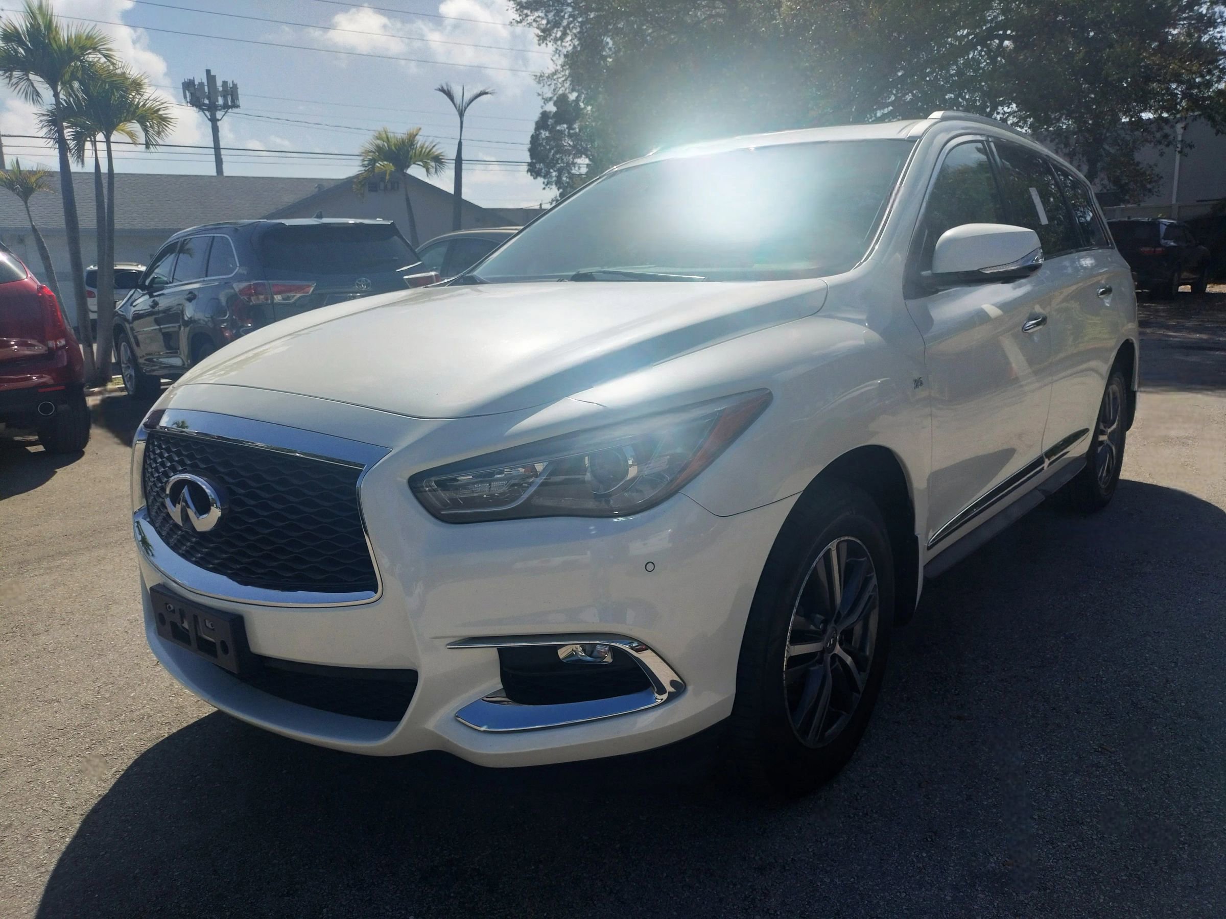 Used 2019 INFINITI QX60 Luxe w/ Essential Package image 3