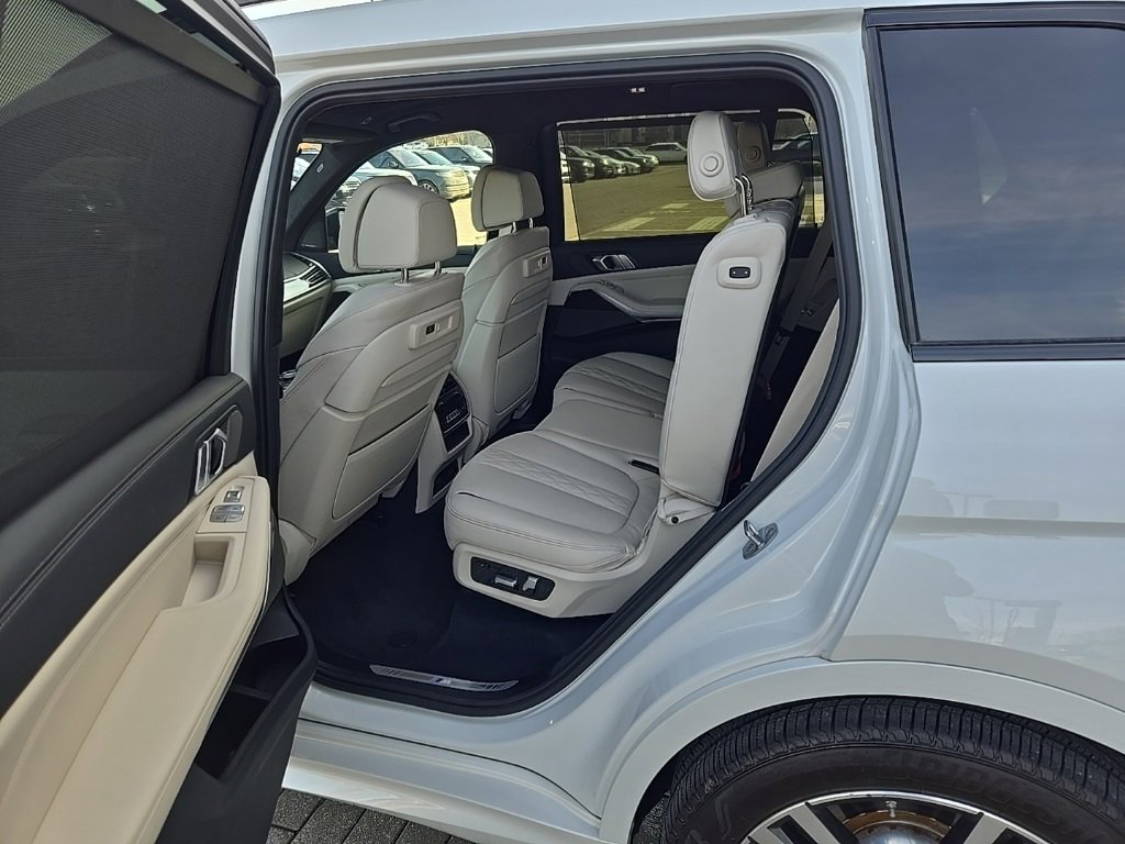 Used 2022 BMW X7 M50i image 17