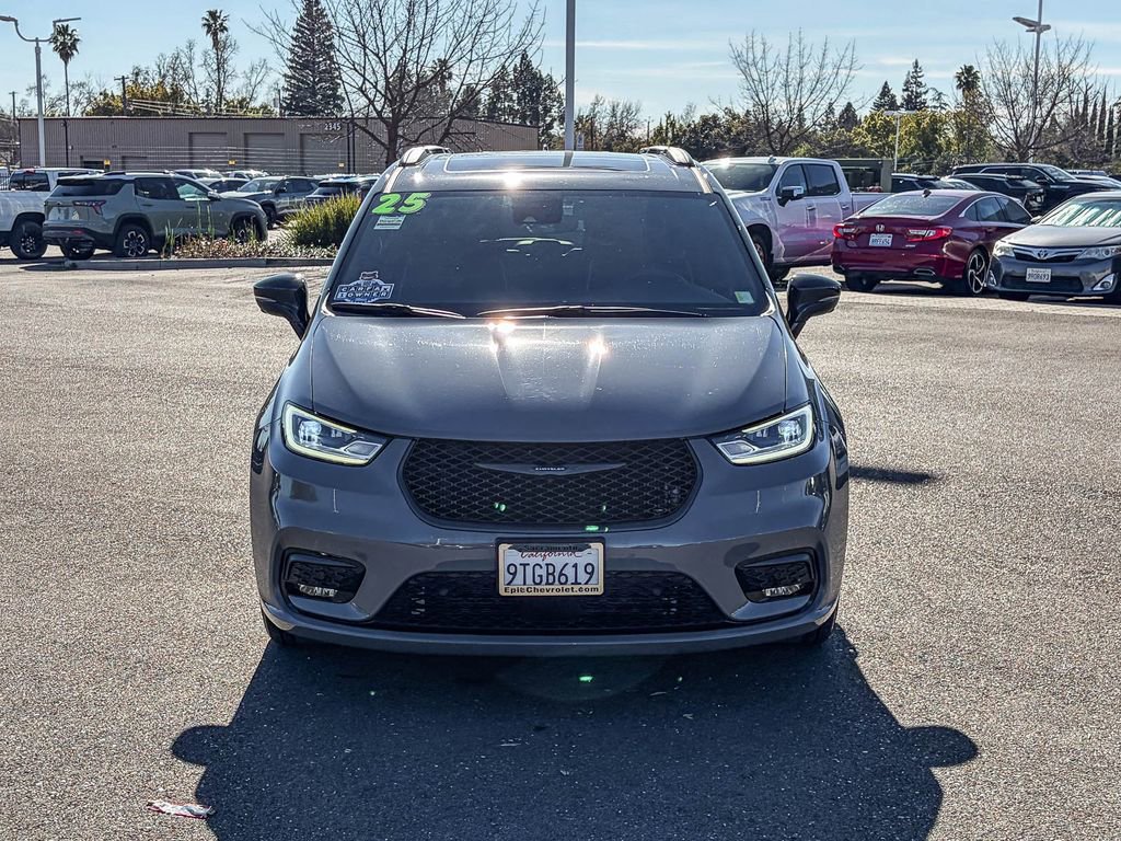 Used 2025 Chrysler Pacifica Premium image 6