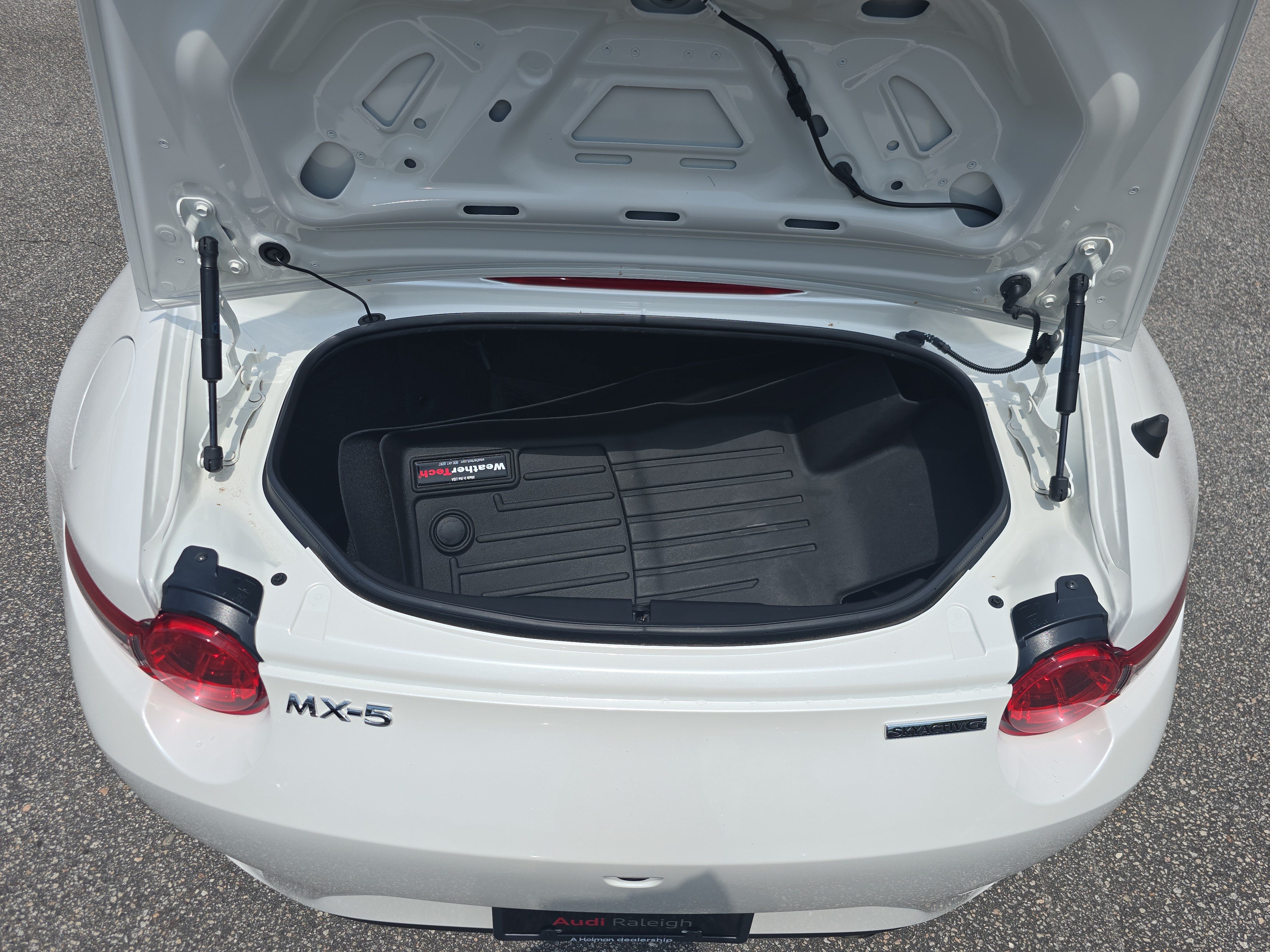 Used 2023 MAZDA MX-5 Miata Grand Touring RWD image 11