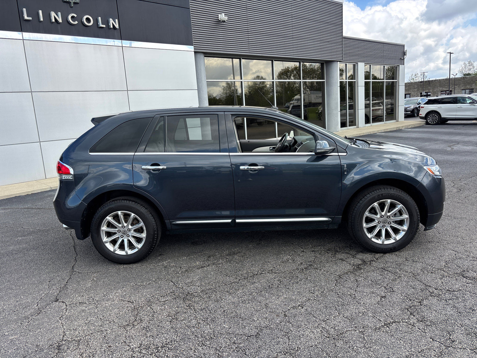 Used 2013 Lincoln MKX FWD image 8