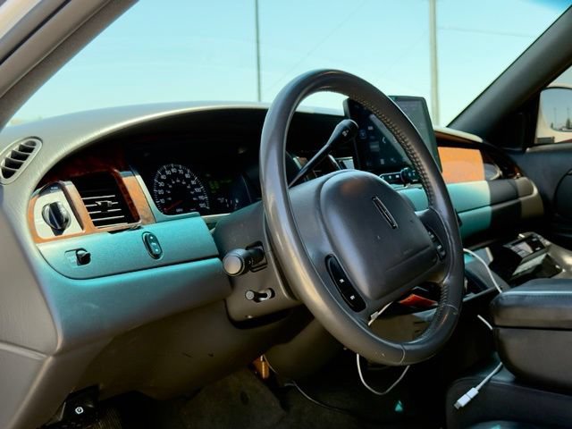 Used 2002 Lincoln Town Car Executive RWD image 19