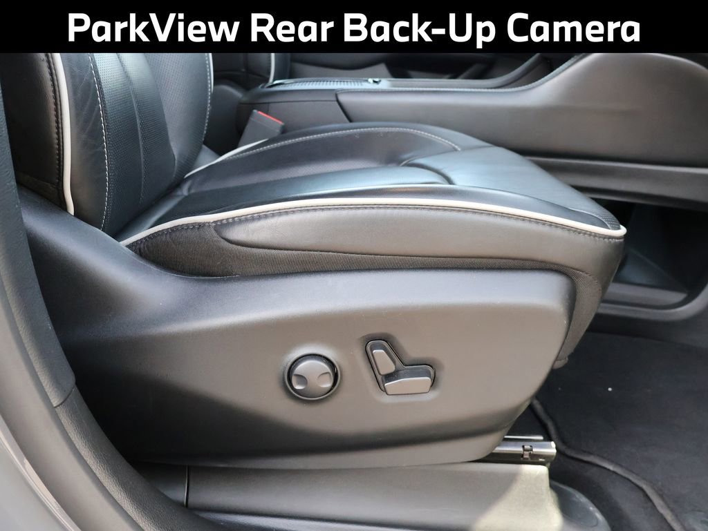 Used 2025 Chrysler Pacifica Limited image 13