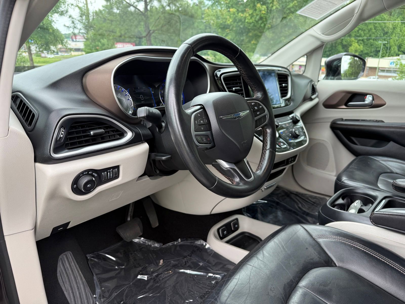 Used 2017 Chrysler Pacifica Touring-L FWD image 22