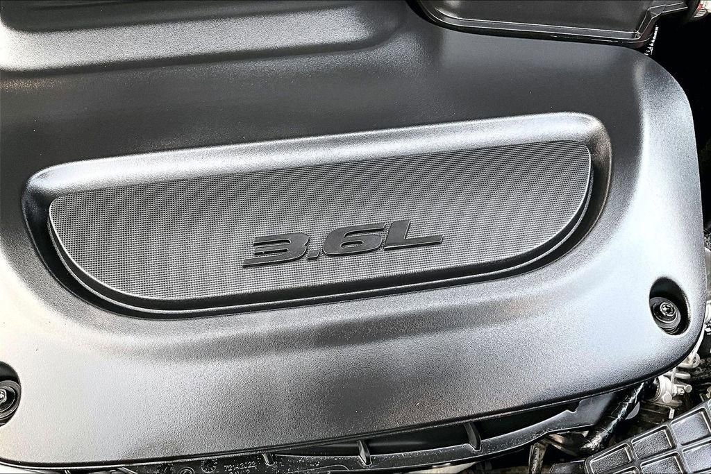 Used 2024 Chrysler Pacifica Touring-L FWD image 35
