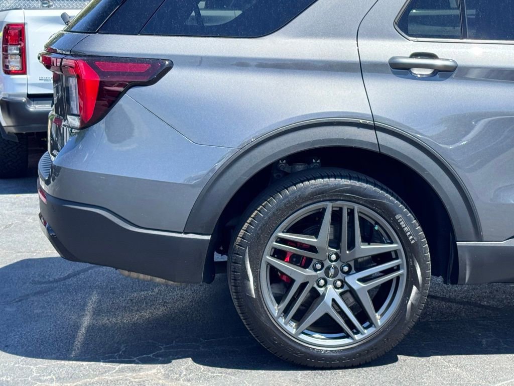 Used 2025 Ford Explorer ST-Line w/ ST-Line Street Pack AWD/4WD image 43