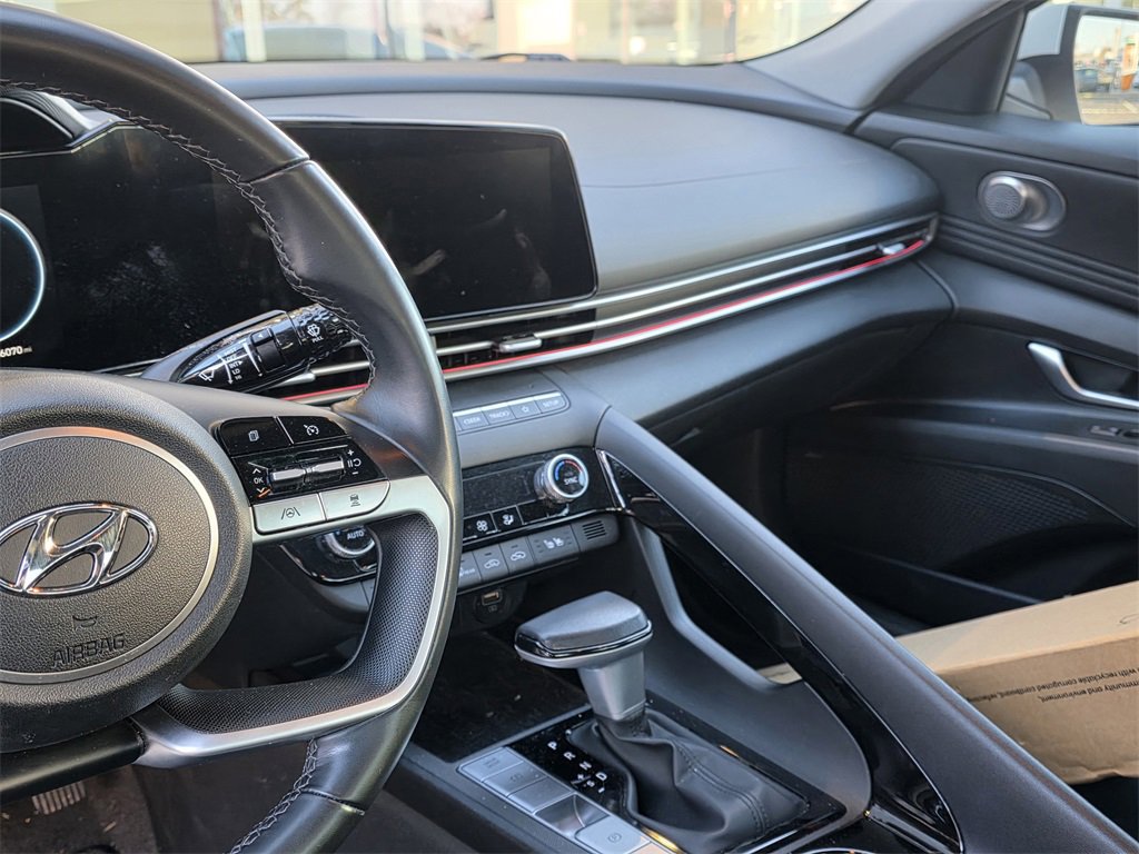 Used 2022 Hyundai Elantra Limited image 9
