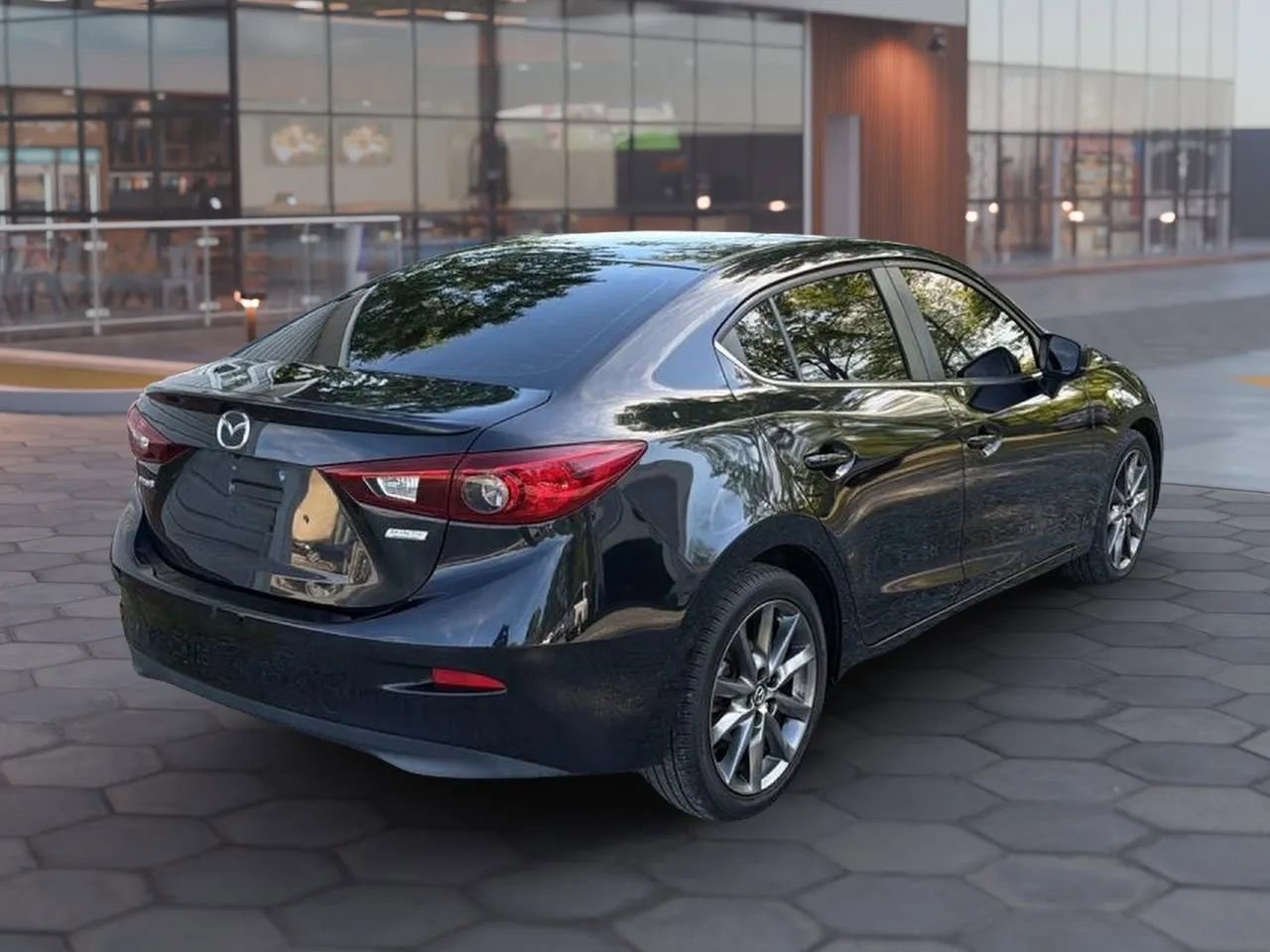 Used 2018 MAZDA MAZDA3 Touring FWD image 11