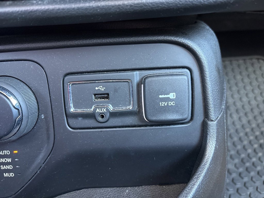 Used 2017 Jeep Renegade Latitude w/ Cold Weather Group image 21