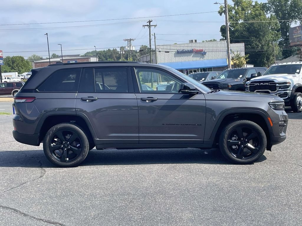 Used 2023 Jeep Grand Cherokee Limited w/ Black Appearance Package AWD/4WD image 9