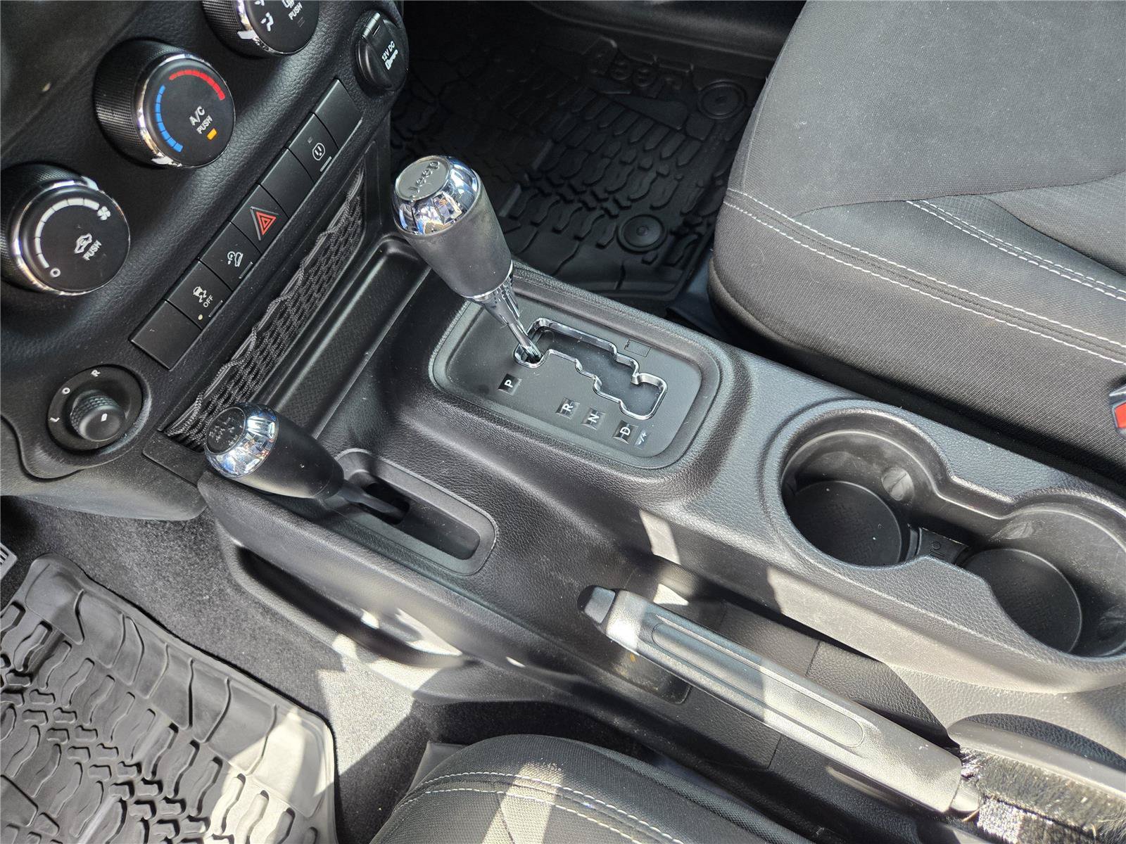 Used 2015 Jeep Wrangler Unlimited Sahara w/ Connectivity Group AWD/4WD image 18