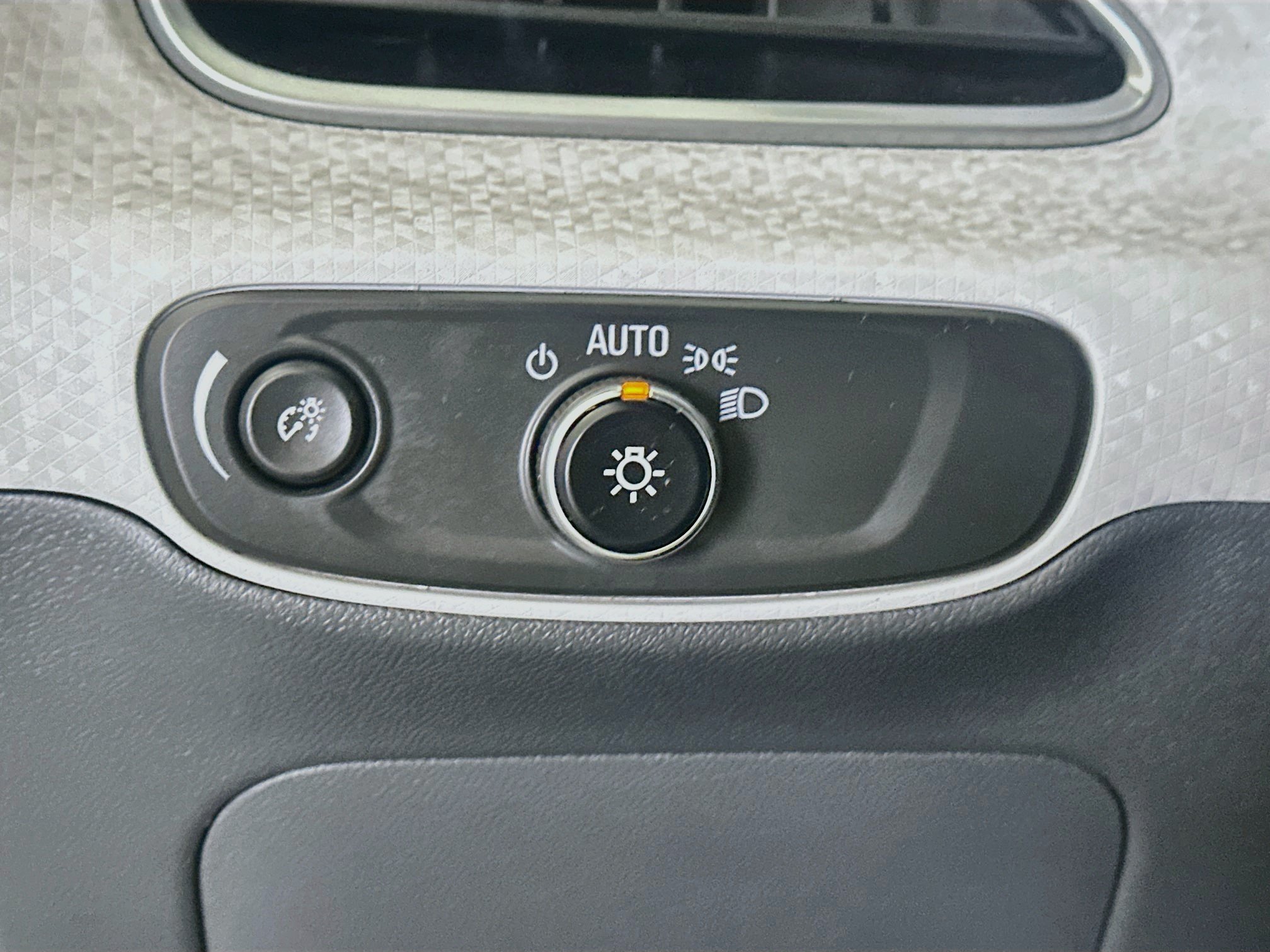 Used 2019 Chevrolet Bolt Premier w/ Infotainment Package FWD image 17