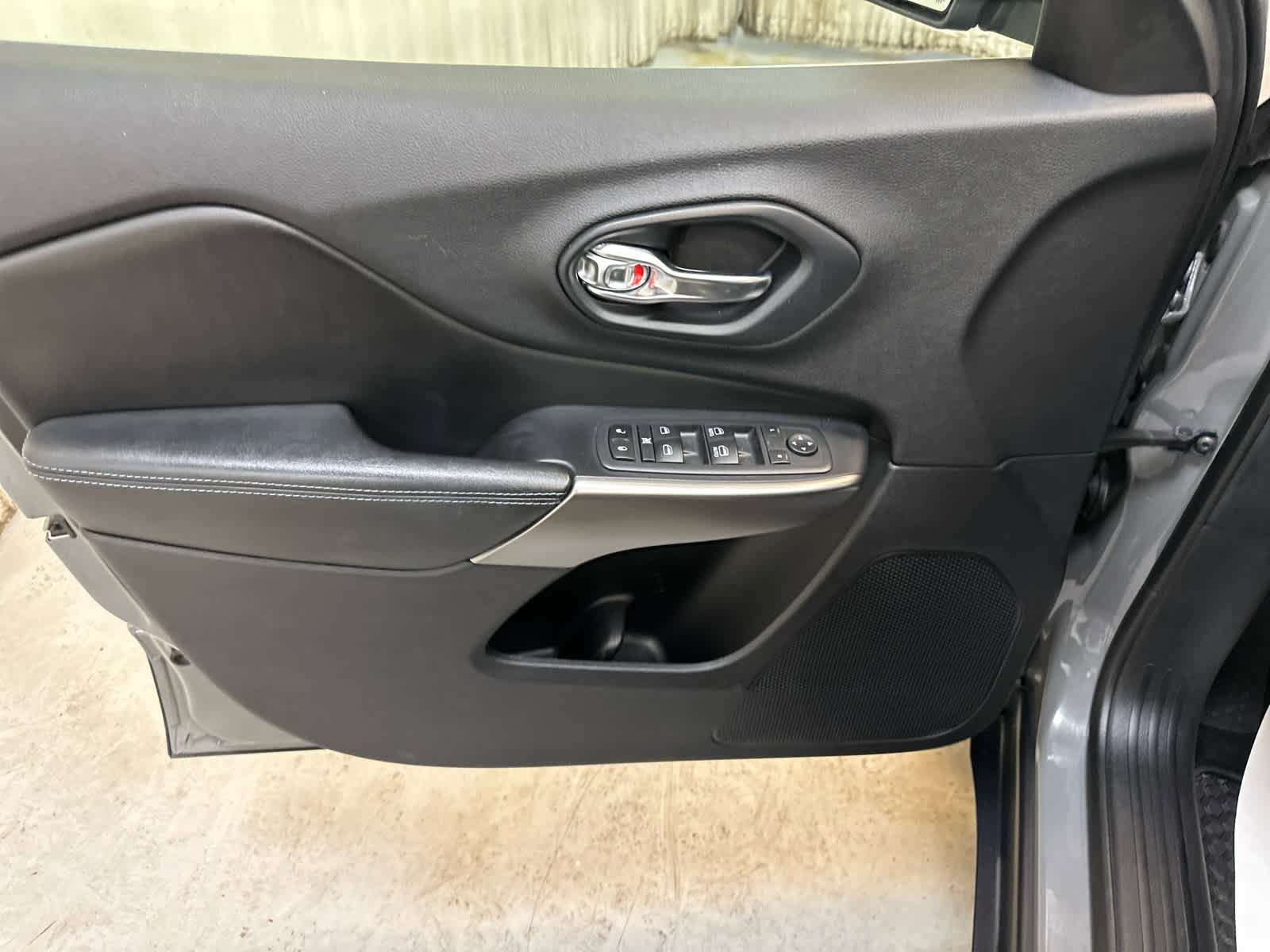 Used 2020 Jeep Cherokee Latitude Plus w/ Cold Weather Group image 26