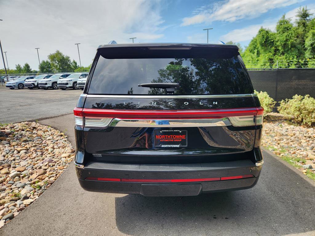 Used 2023 Lincoln Navigator Reserve image 4