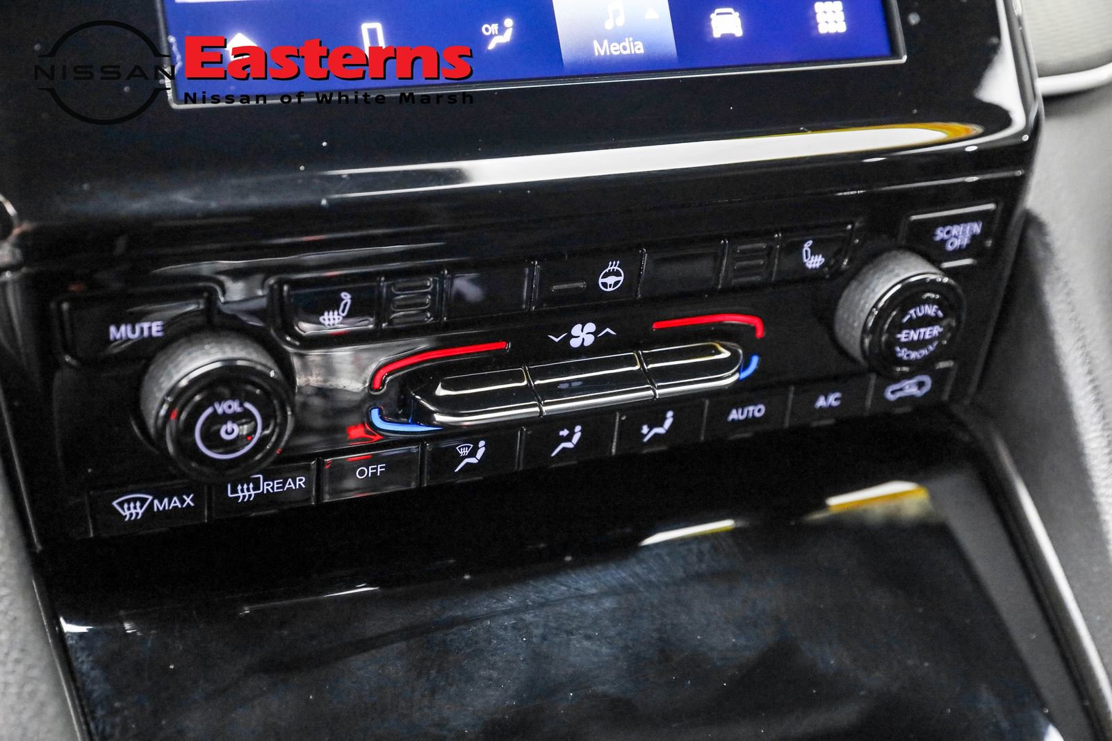 Used 2024 Jeep Grand Cherokee L Laredo image 25