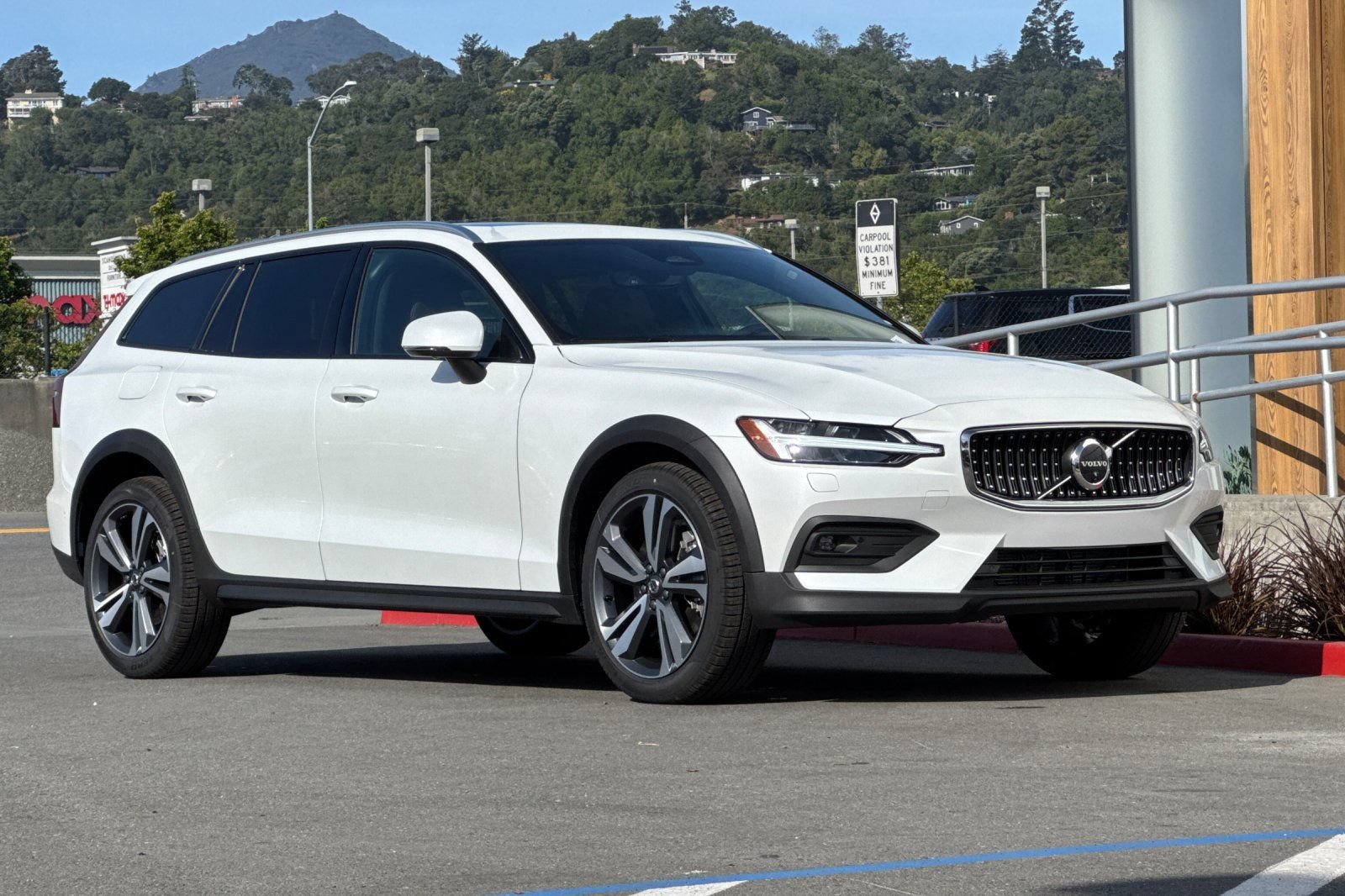 New 2026 Volvo V60 B5 Cross Country Plus w/ Protection Package Premier AWD/4WD image 9