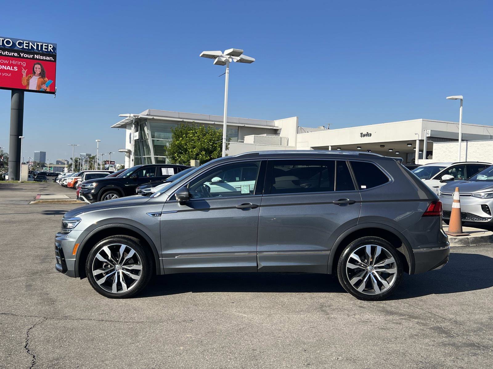 Used 2021 Volkswagen Tiguan SEL Premium R-Line image 2